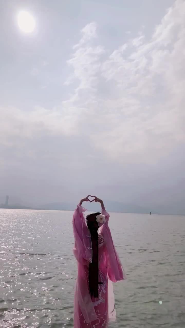 古装美女海边秀舞姿,大海白云好搭配,关键是手势比较好!