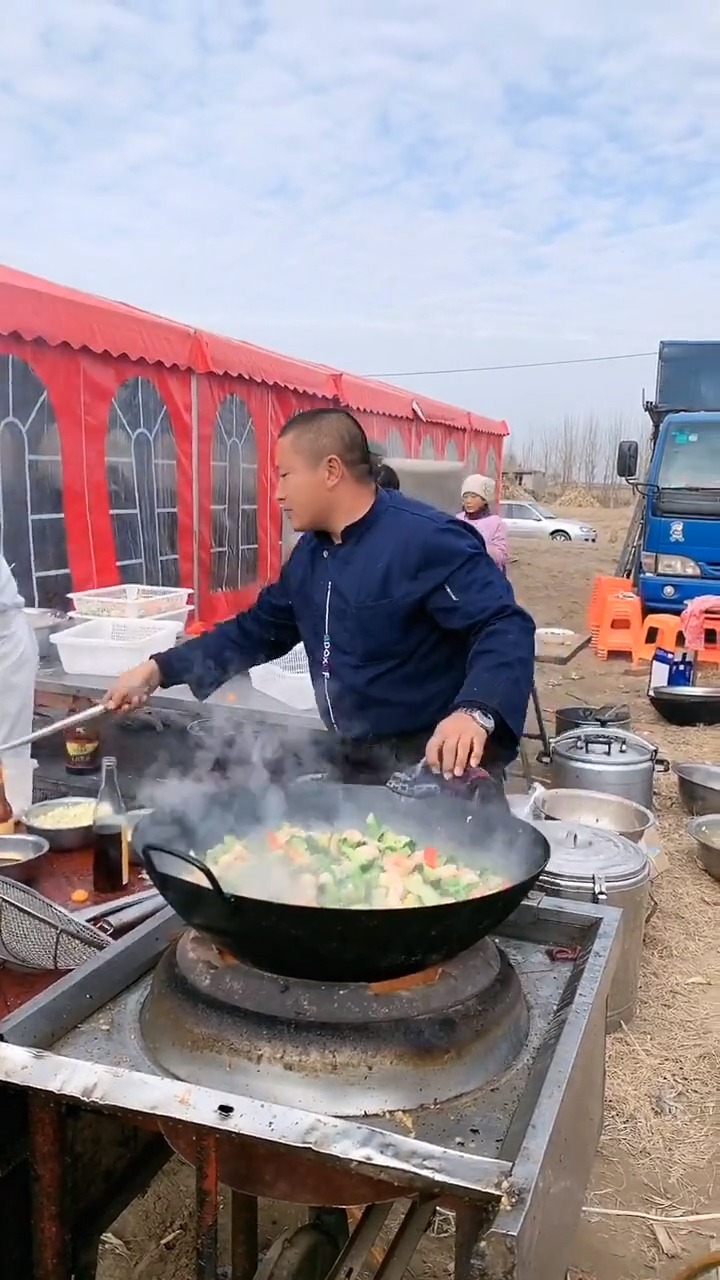 婚宴炒菜的师傅太帅了还是农村的喜宴经济实惠还美味