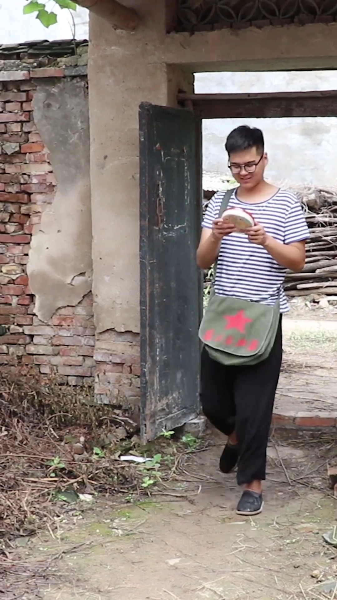 搞笑段子田田和大鱼想吃大锤的小熊糖竟用调虎离山计套路大锤真逗