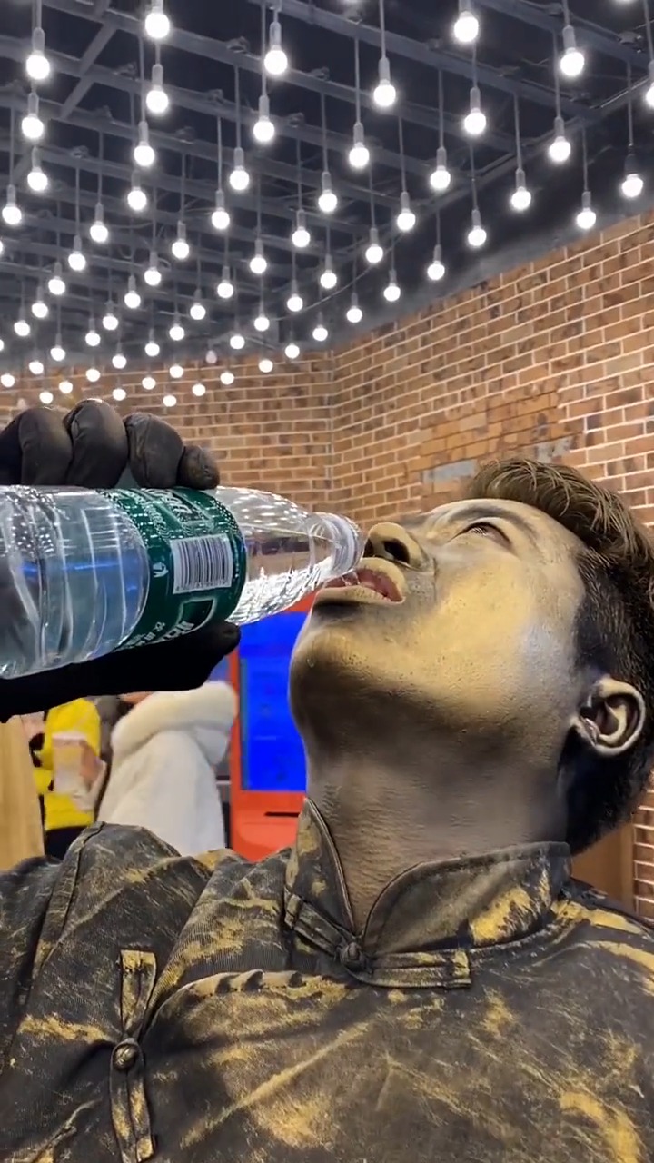 娱乐#每一份工作都值得被尊重,铜人小哥口渴难耐,矿泉水解渴让人心疼