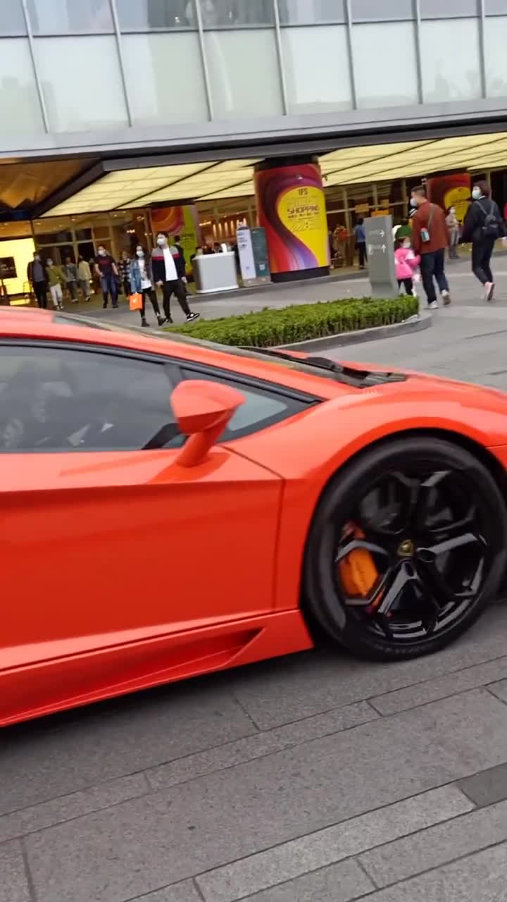 大佬李二狗助理开兰博基尼大牛打卡网红坡,旁边开宾利的小姐姐都羨慕
