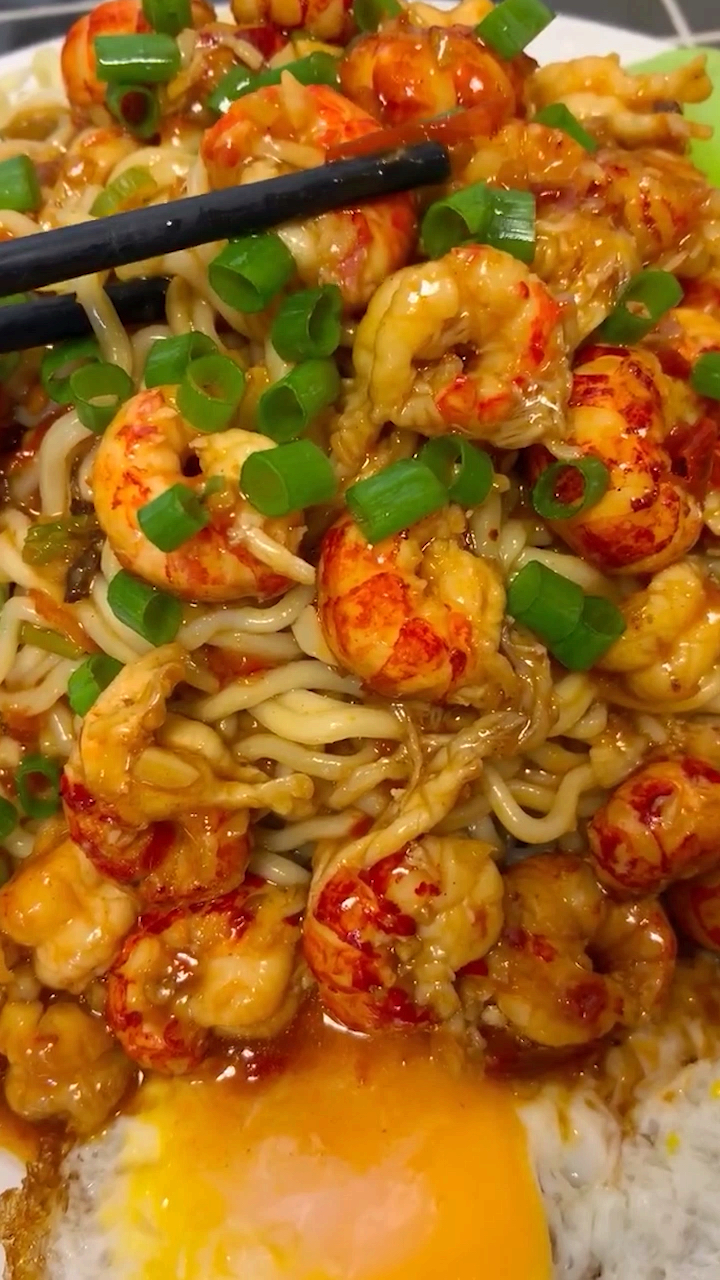 美食#家常小龙虾盖面的做法,家人都爱吃-度小视