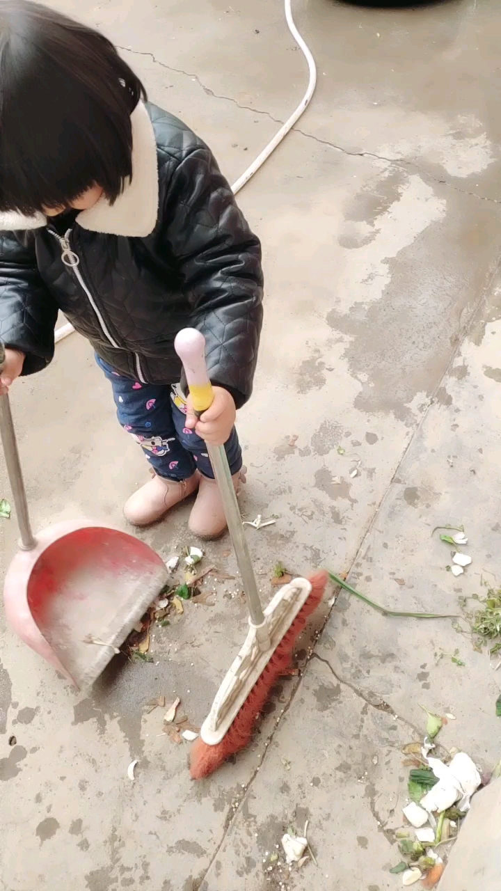 一个人带着孩子  在做饭孩子看我忙就自己扫地  感动