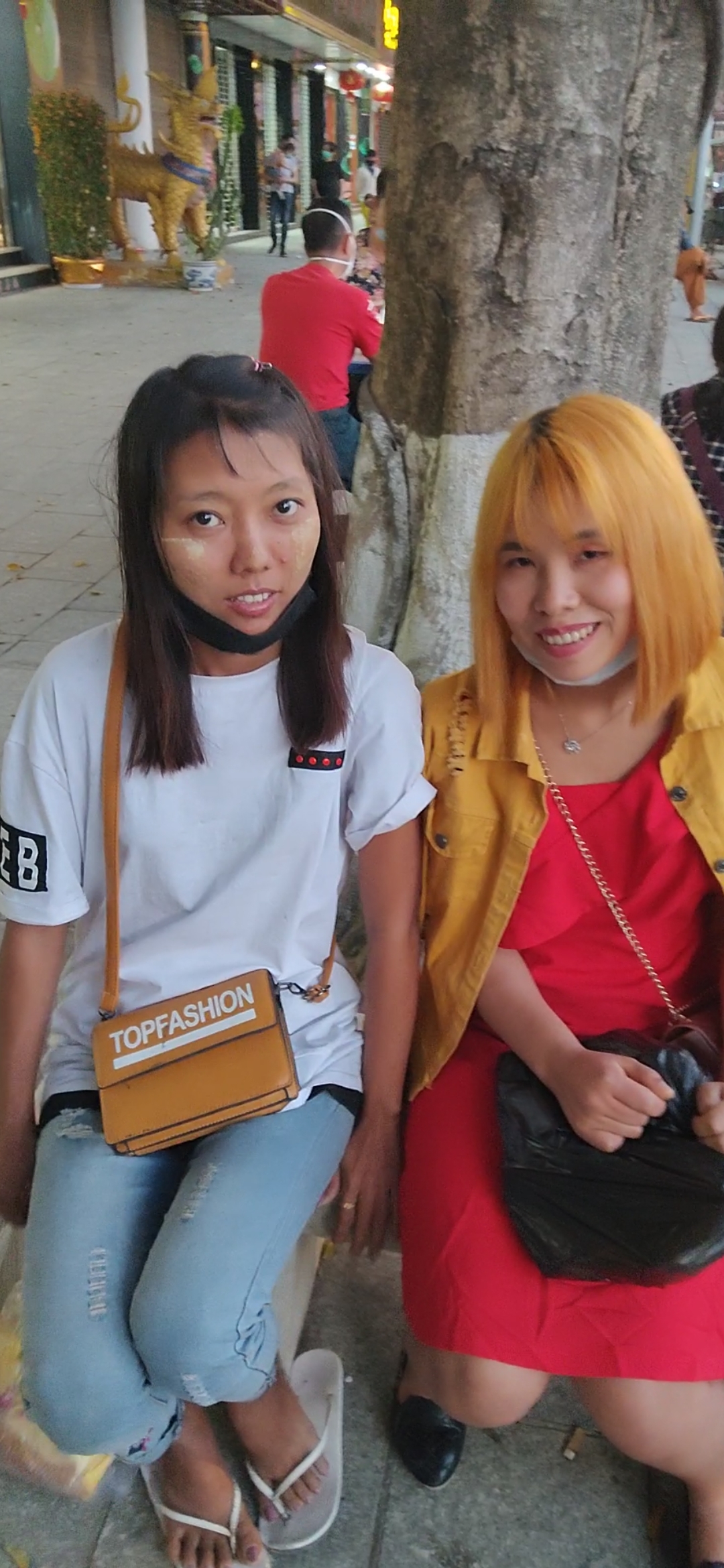 漂亮的两个缅甸汉族妹子来中国打工.