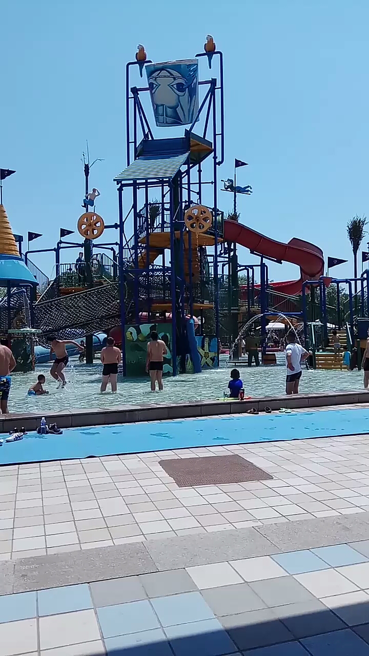 南戴河金沙湾沙雕大世界的水乐园非常好玩,小朋友都喜欢.-度小视