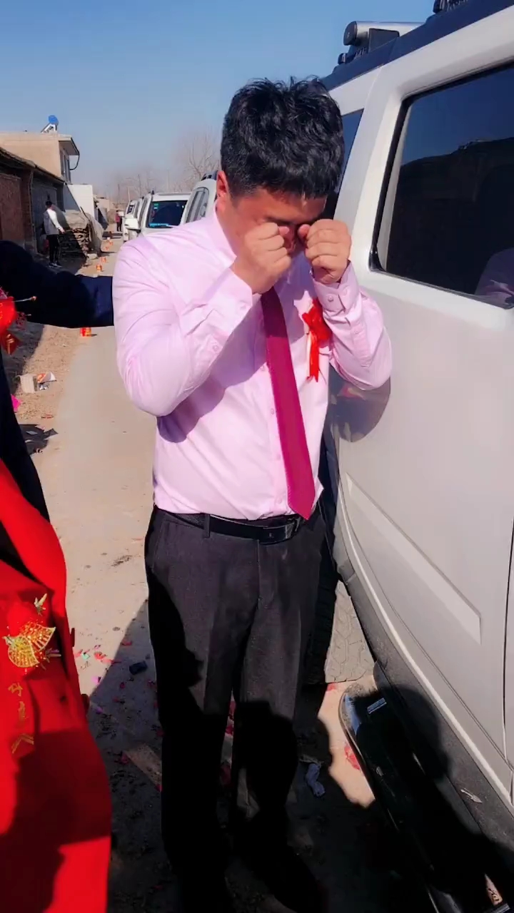 当新娘踏上婚车的一瞬间,岳父岳母都哭了,新郎也哭了,这是最真的情感