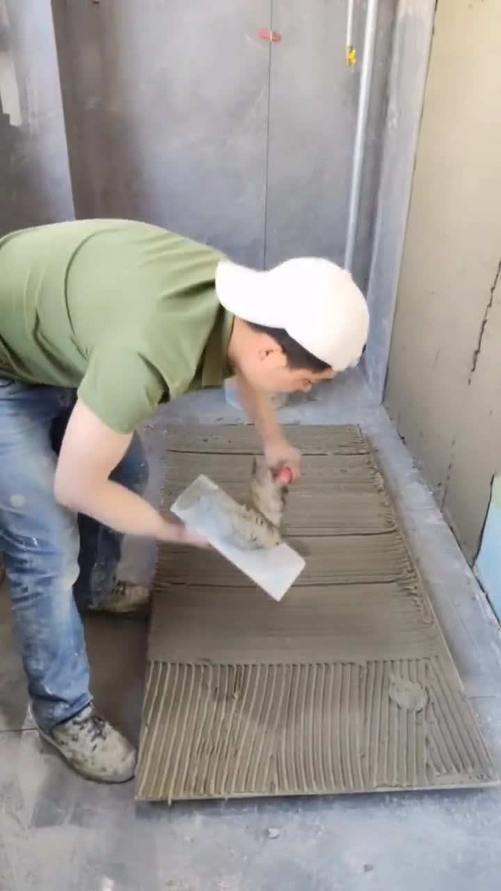 贴砖瓦工师傅大砖上墙,抹灰的手法很重要,这样可以保证砖不空鼓不掉砖