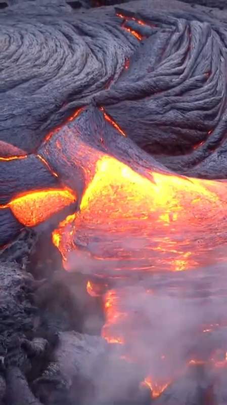 大自然的威力,火山苏醒岩浆喷发的一瞬间