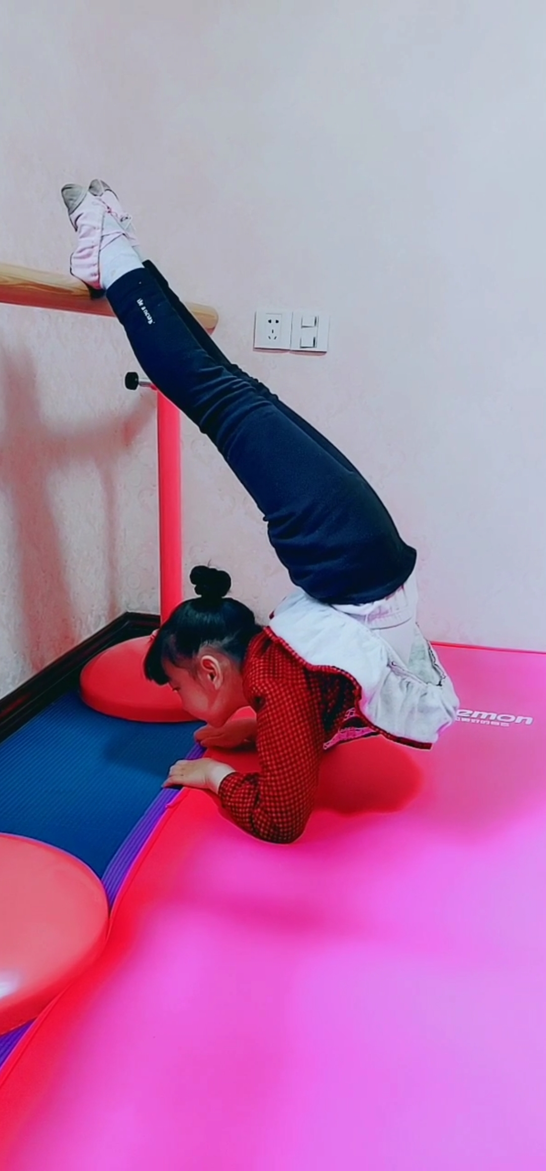 基本功天天练#软骨女孩做到了"肘倒立"太厉害了