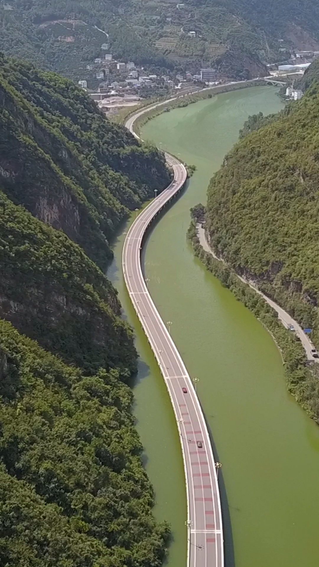 去年7月份 在湖北省宜昌拍的水上公路  最后一段了  慢慢的回忆!