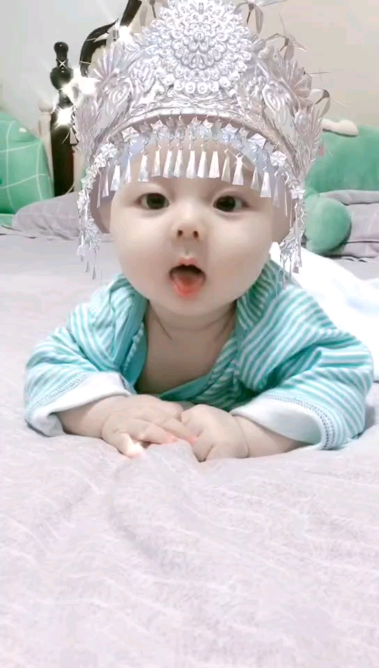 两个月抬头,三个月会翻身,四个月就想坐,目前没出牙喜欢放屁爱傻笑