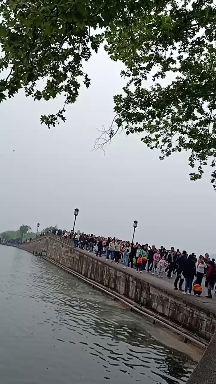 断桥上人山人海