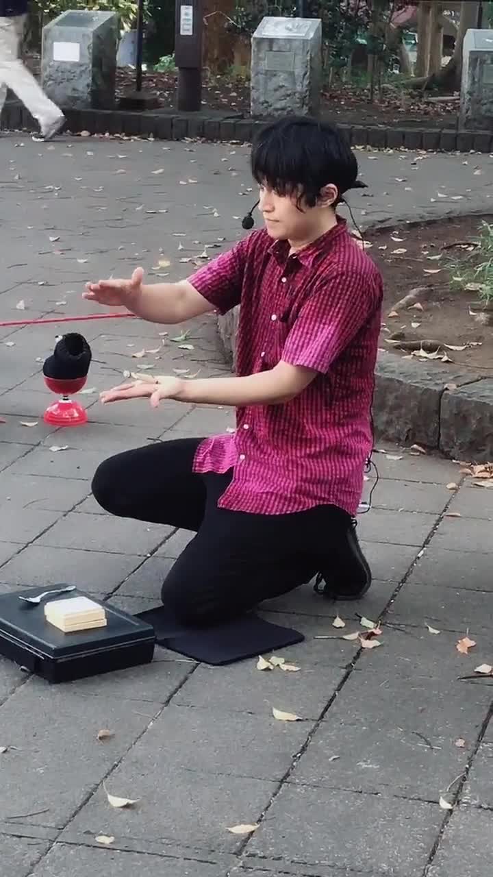 日本意念大师,在没有任何外力辅助的情况下,手中的木偶居然自己站立