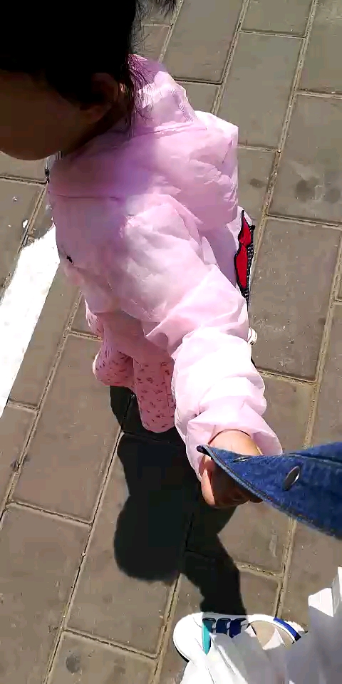 宝宝心里苦,扯衣服