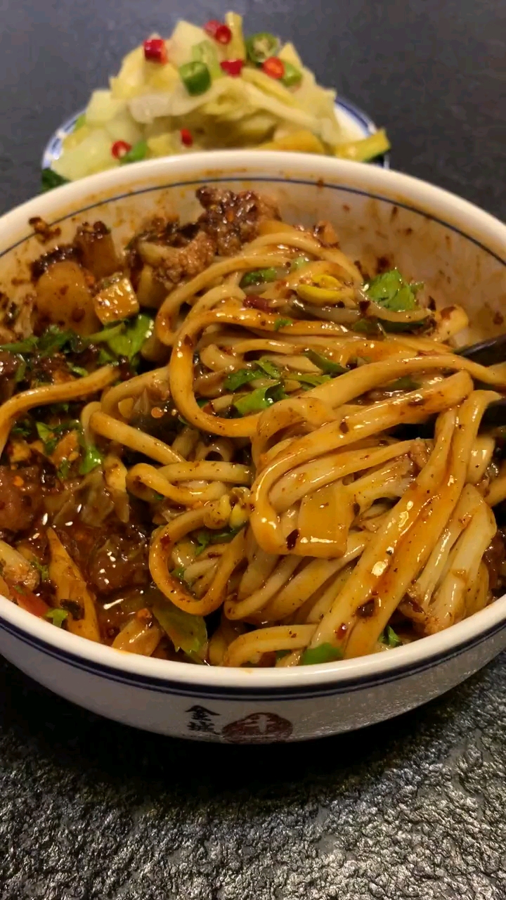 油泼辣子调美香而不油干拌面就是这么美