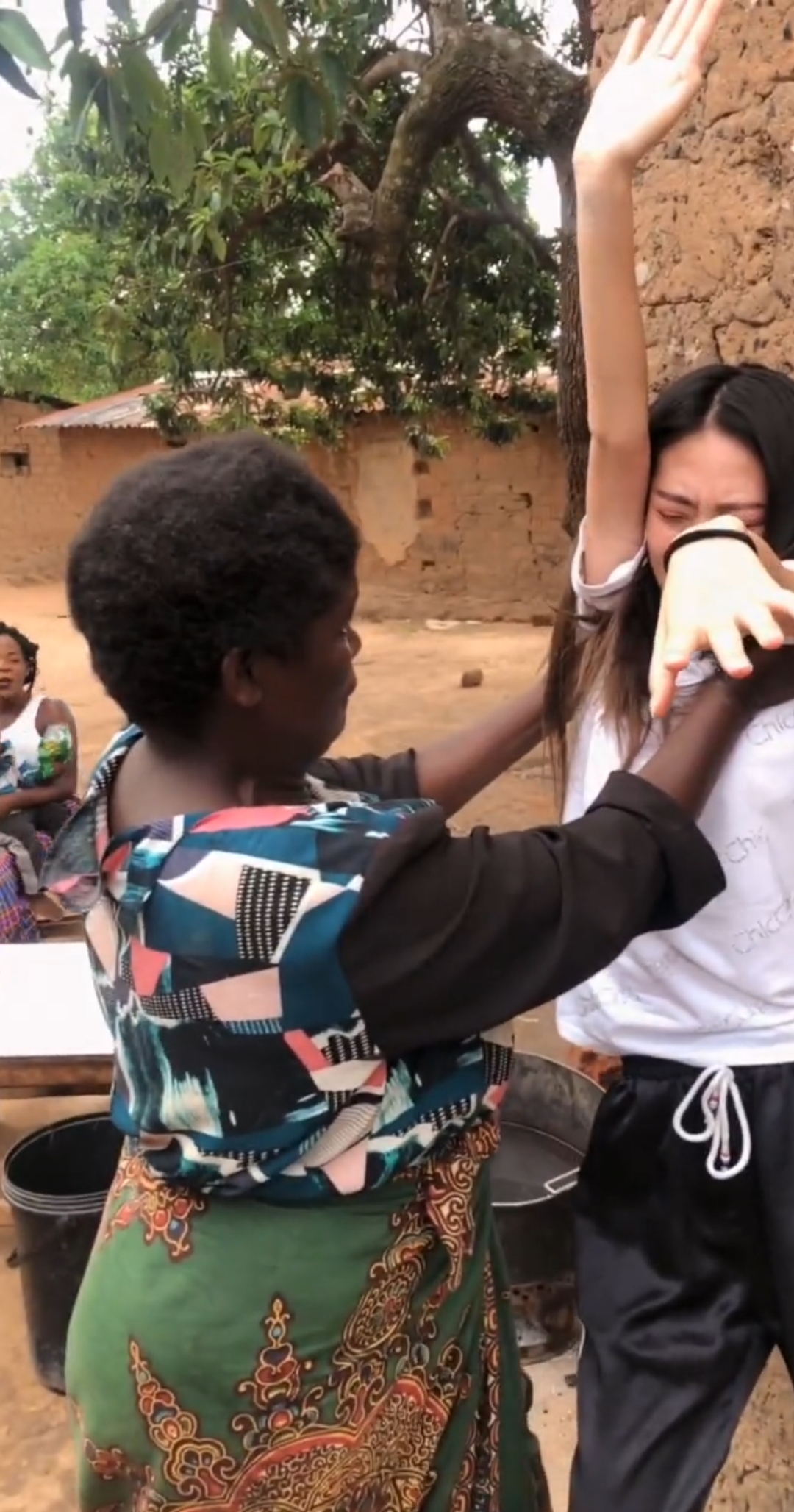 非洲婆婆打儿媳妇