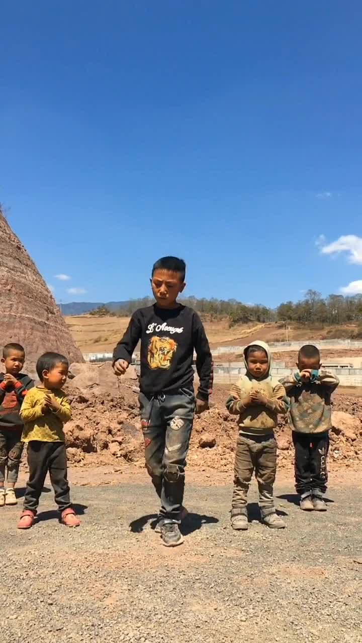 记录美好生活#带着小弟们一起跳鬼步舞,非常有大哥风范