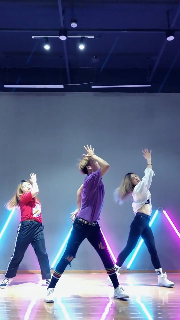 舞蹈#帅气小哥大跳性感舞蹈,扭腰摆臀尽显妖娆魅力