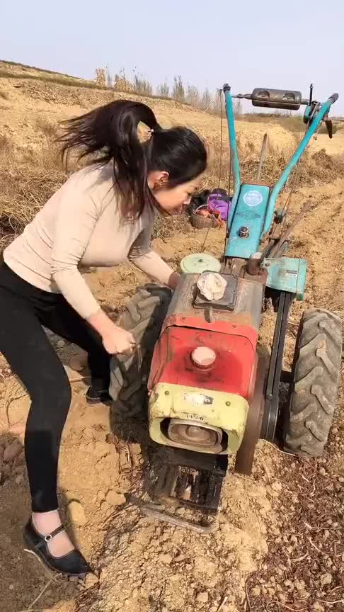 会开手扶拖拉机的姐姐不简单哦
