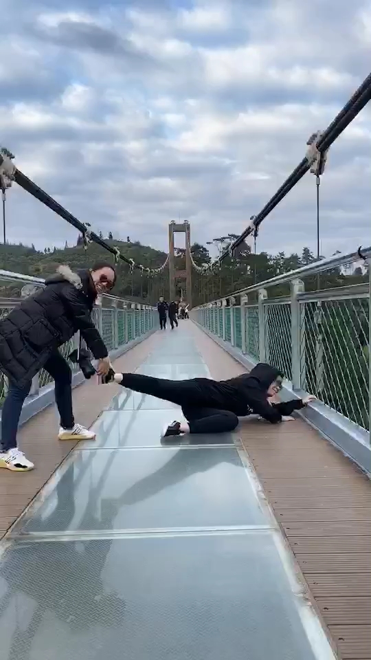 "婺源旅拍" 篁岭垒心桥 玻璃栈道,吓的腿软 小姐姐被拖着走