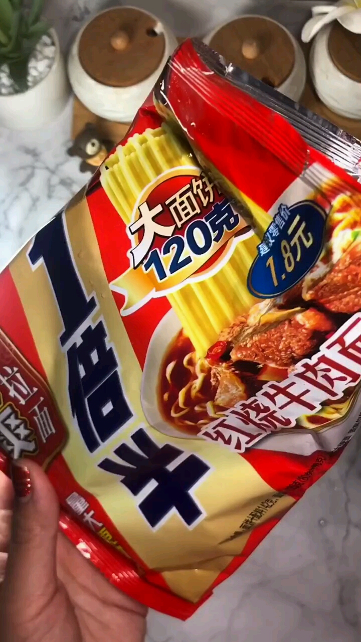家里余粮不多了突然想吃方便面了方便面里油包的热量是很高很