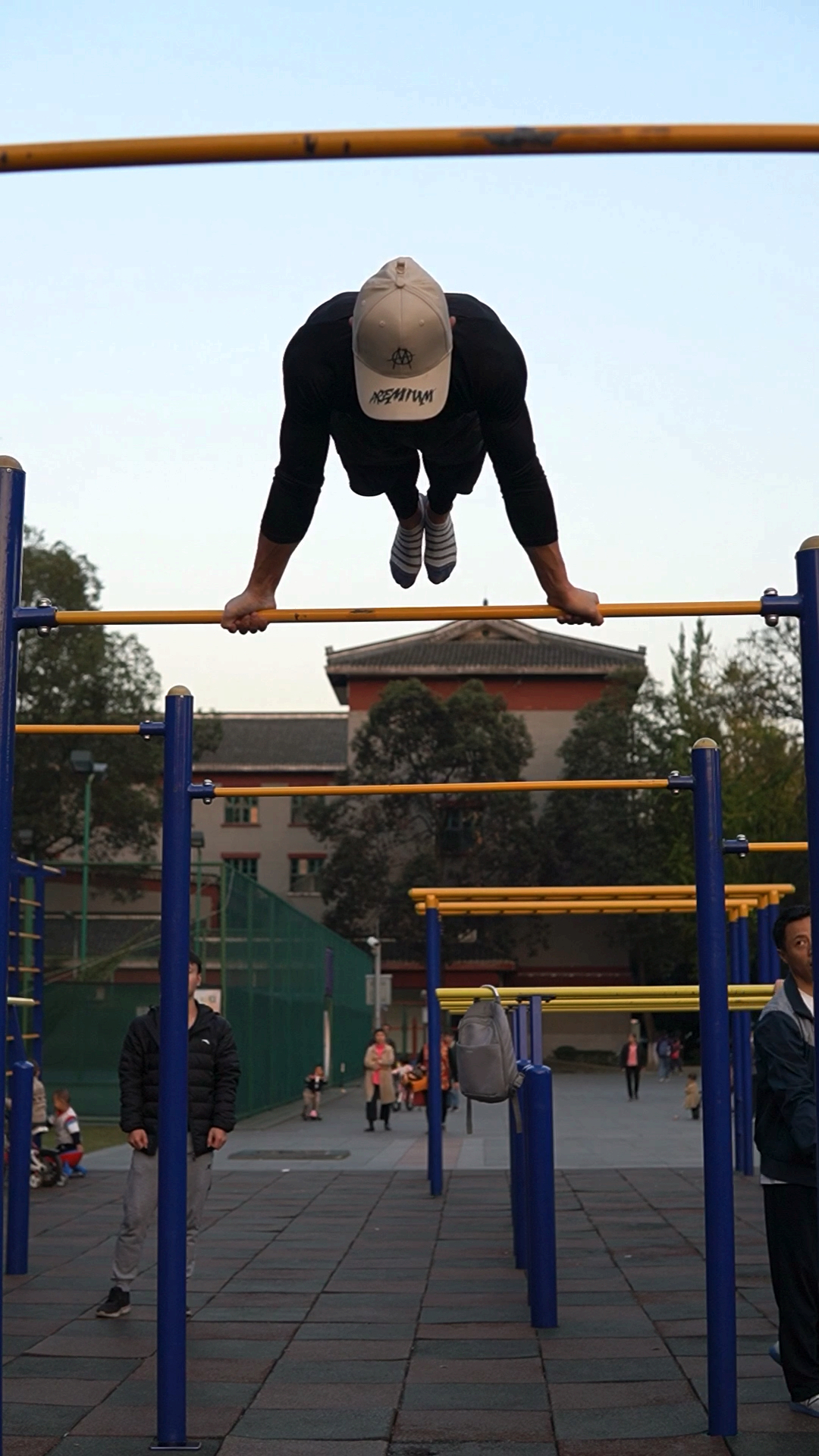 会玩单杠的就是帅