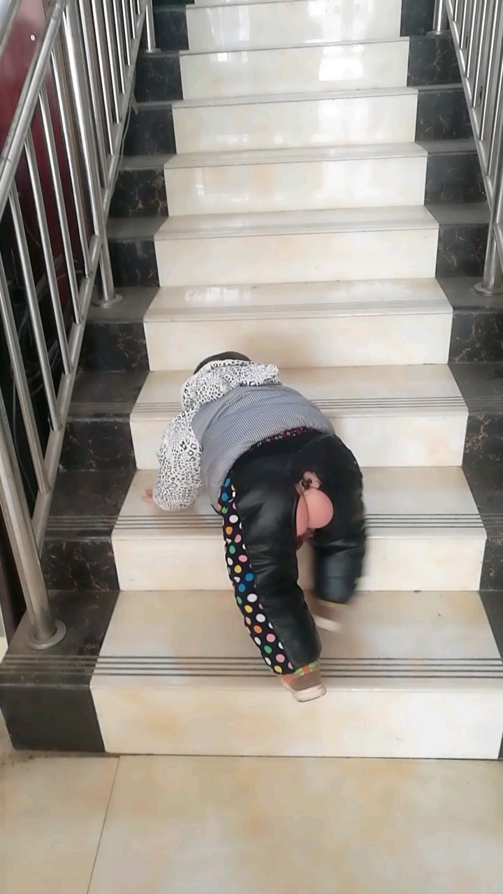 是不是每个宝宝都爱爬楼梯!