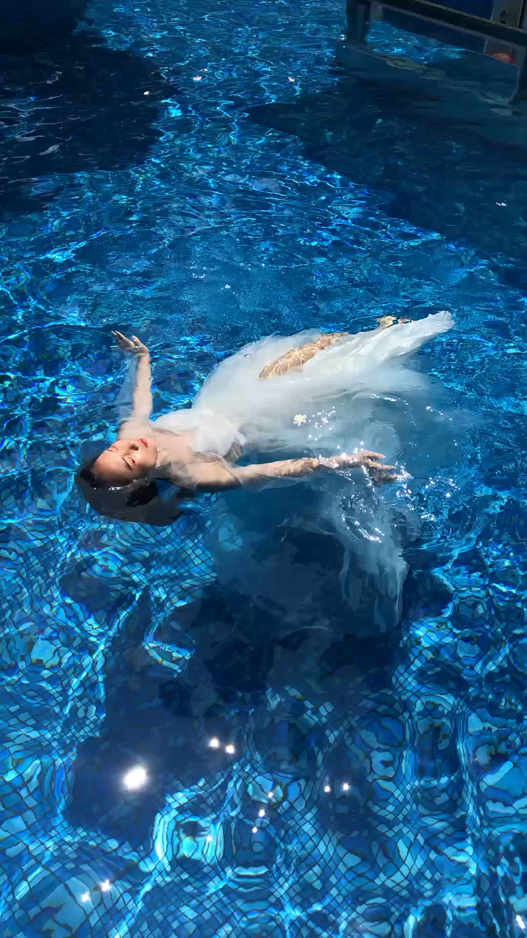 这个能浮在水面上确实是个本事.