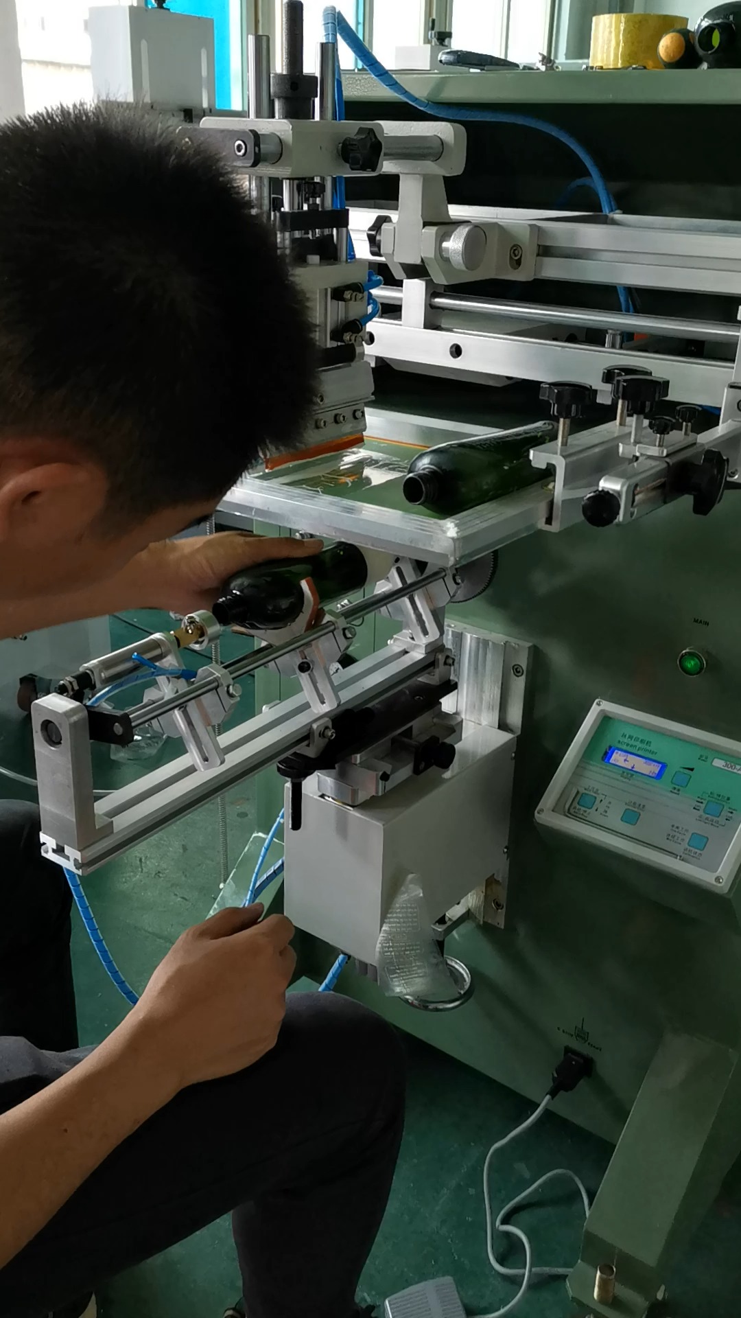 苏州丝印机厂家化妆品瓶子扁平玻璃瓶丝印机东莞骏欣机械