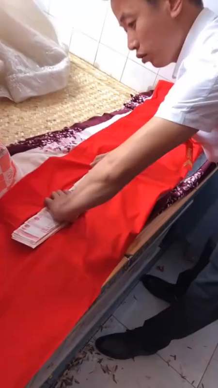 给他们夫妻俩一人缠一个腰缠万贯的大红包,父母不在长兄如父