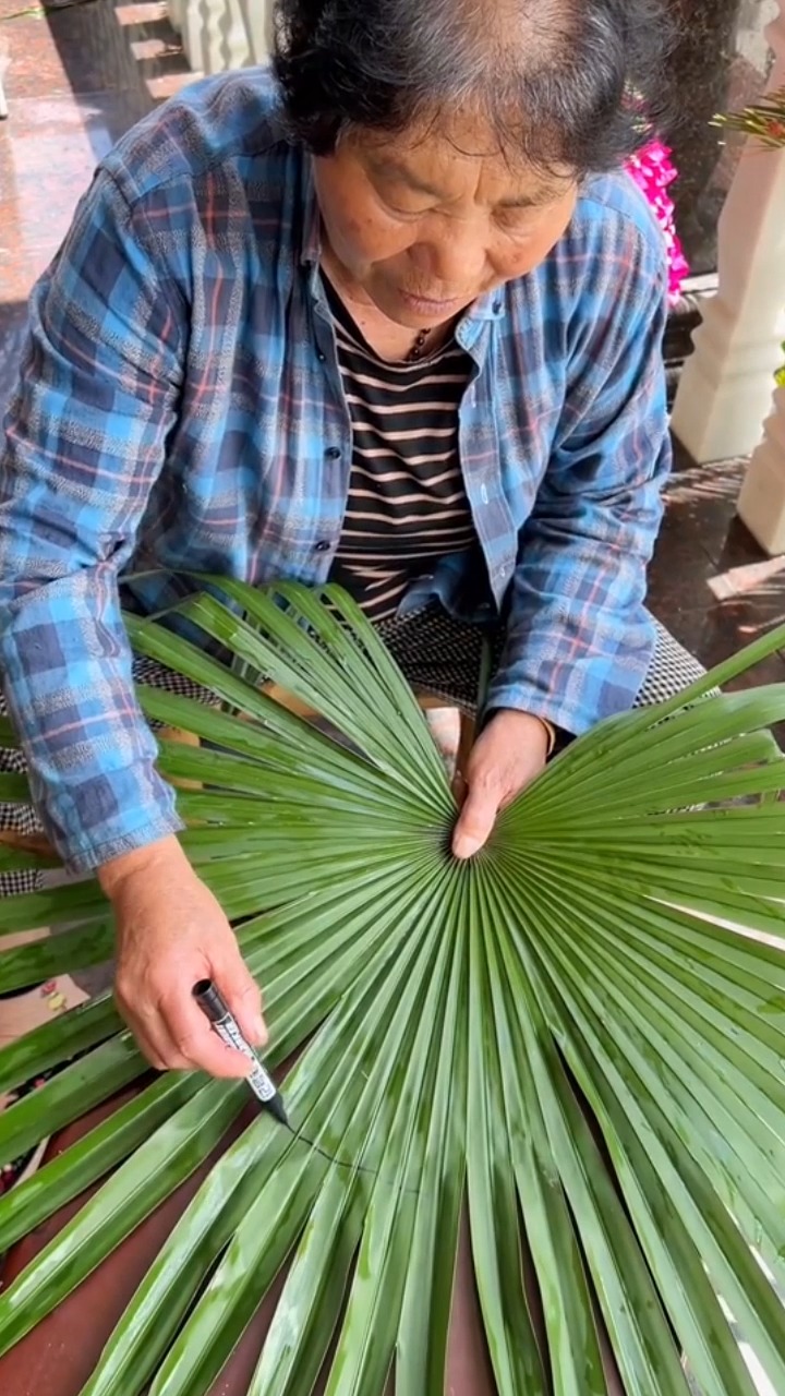 妈妈用棕榈树叶子做出来的扇子