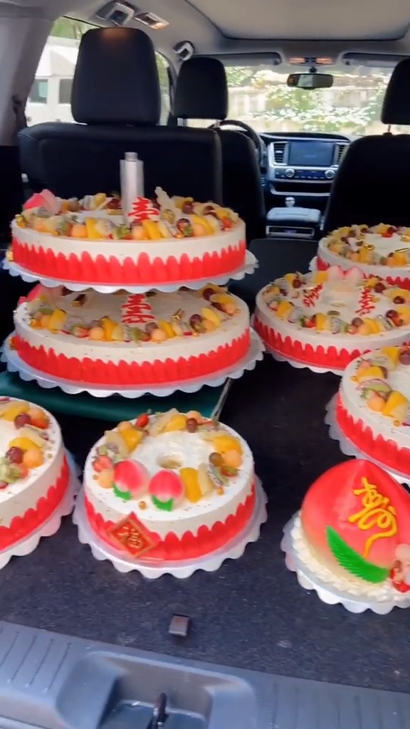 车子大的好处就是送蛋糕是方便,九十大寿祝寿星公生日快乐,福寿绵长