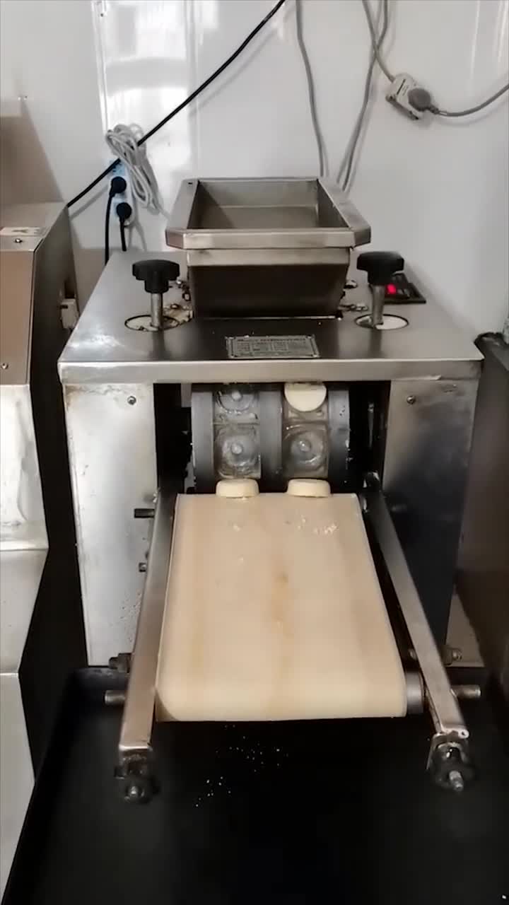 牛人发明的小型桃酥机,机器效率高一次两个,比人工快10倍!