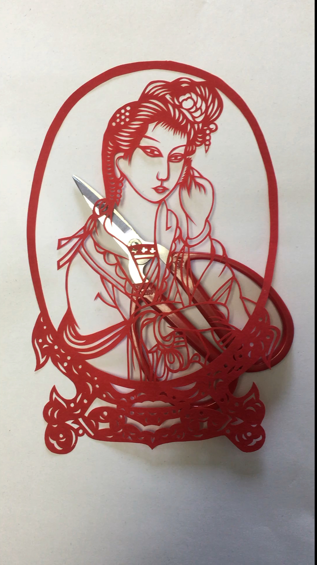 弘扬传统剪纸艺术～美女梳妆剪纸.