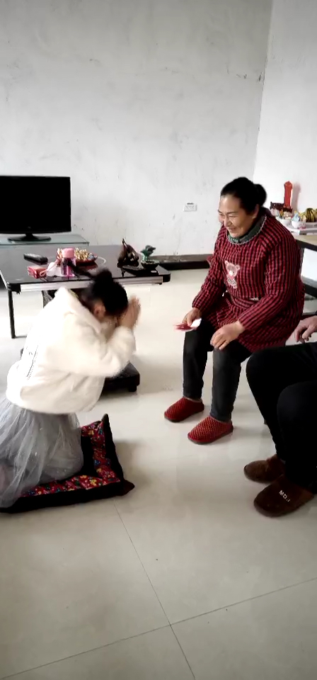 给爷爷奶奶拜年啦,这钱还不少呢