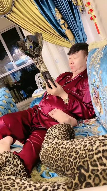 偷拍一下有没有同款老公,看看这幸福的大肚子.