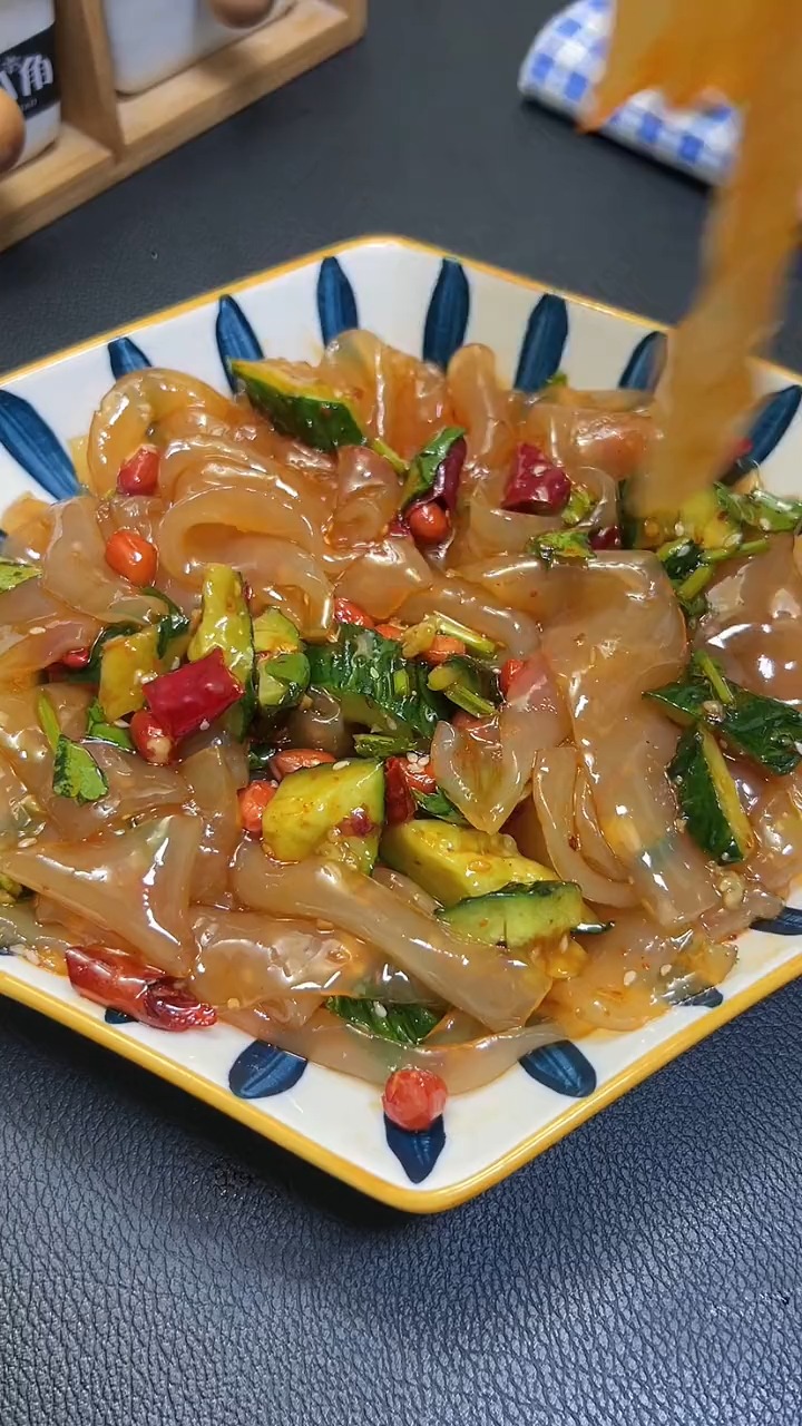 爽口又筋道的东北大拉皮,每次做一盘子都不够吃,天生美食家