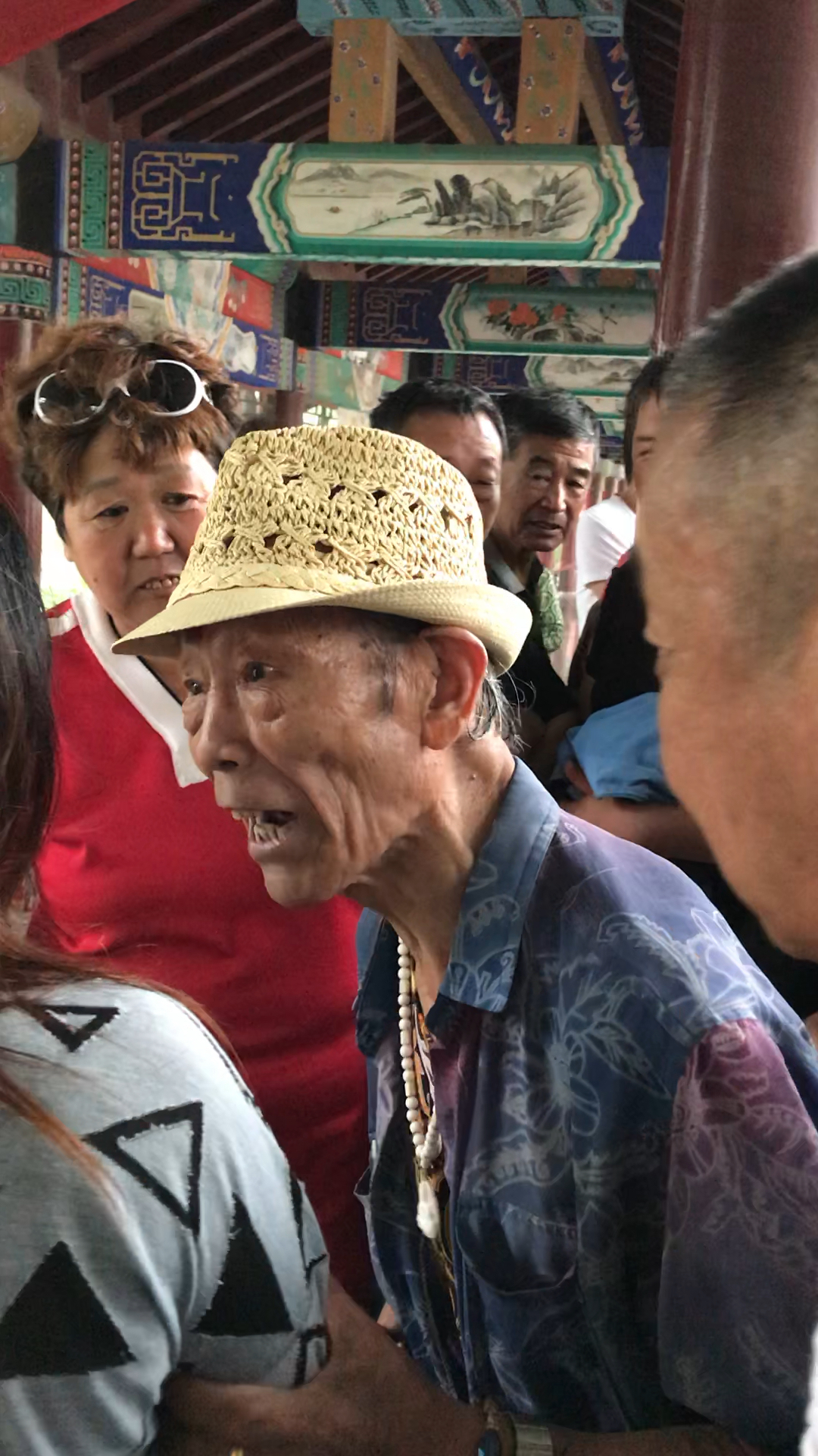 80岁网红张大爷为何如此开心?