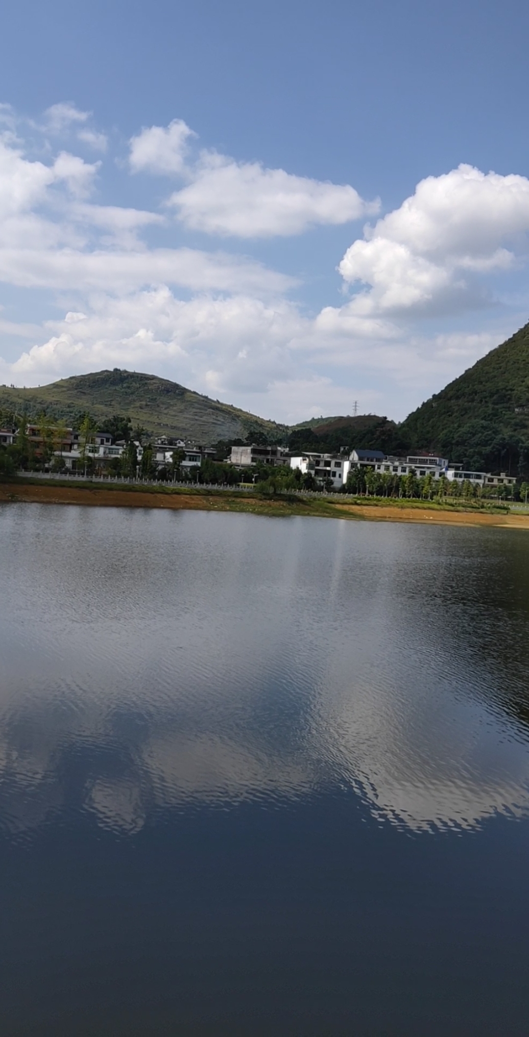 贵州镇宁红旗湖公园,风景不错哟,天气也不热刚刚好