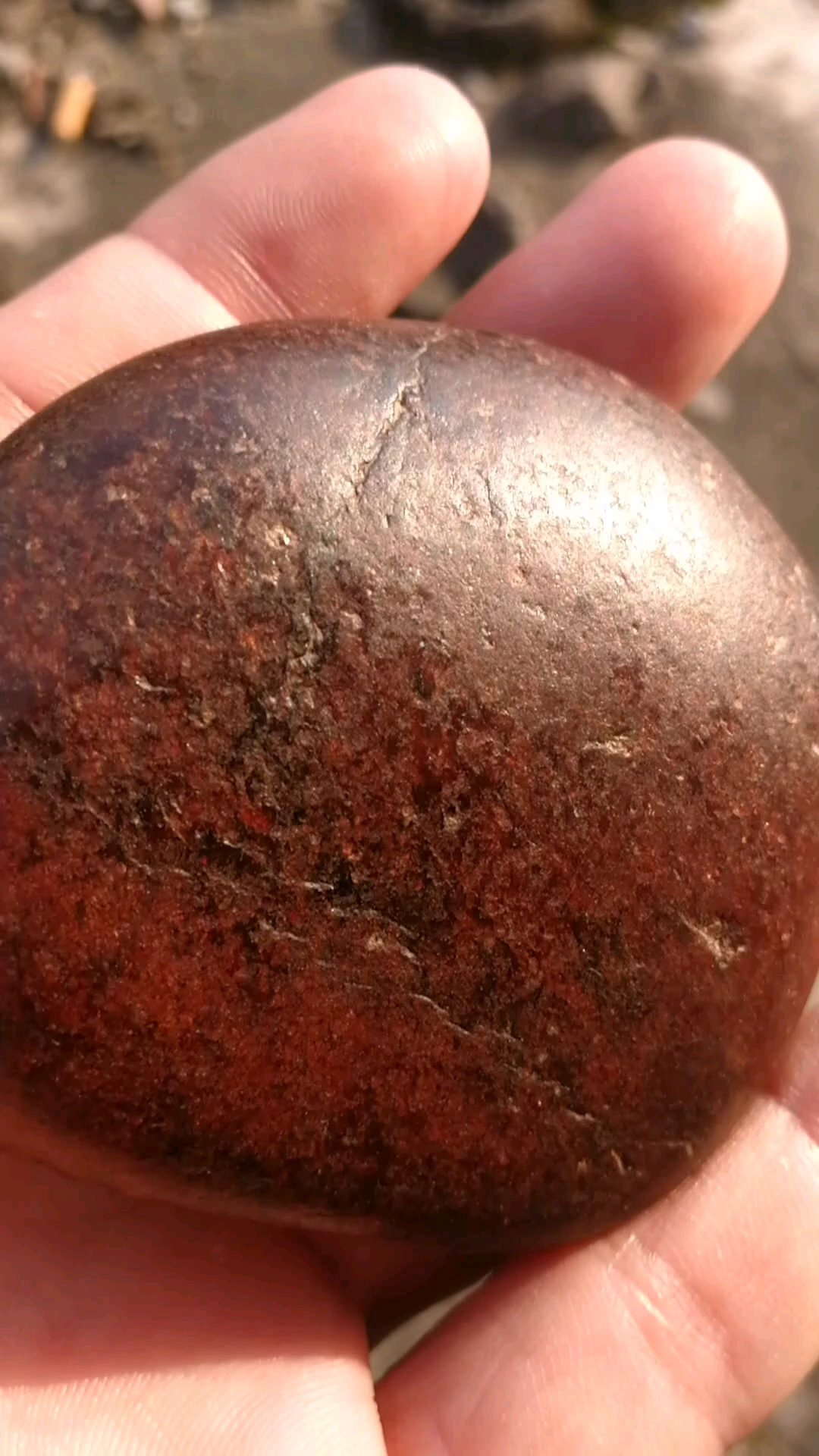 红沁皮籽料原石,毛孔较粗但非常油润皮色血红,真籽真皮型好一把抓
