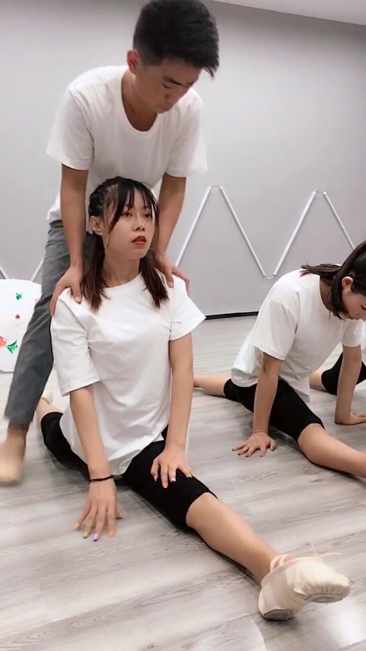 软开#见识一下,小姐姐被压腿,这程度看着都疼