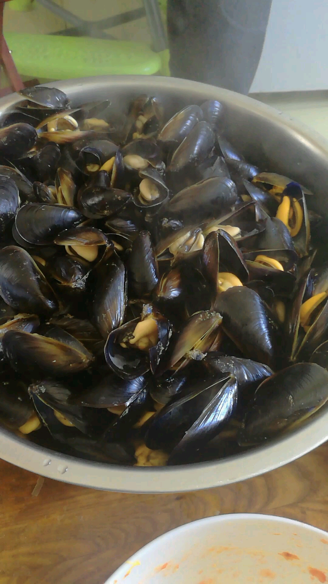 青岛人是用盆来吃海鲜 俺这里管这个叫海虹,你们那呢叫啥