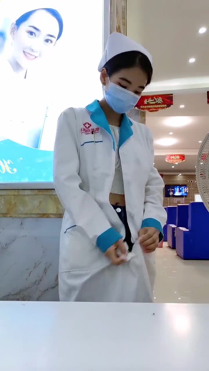 当护士姐姐脱下工作服时,我感觉我恋爱了!