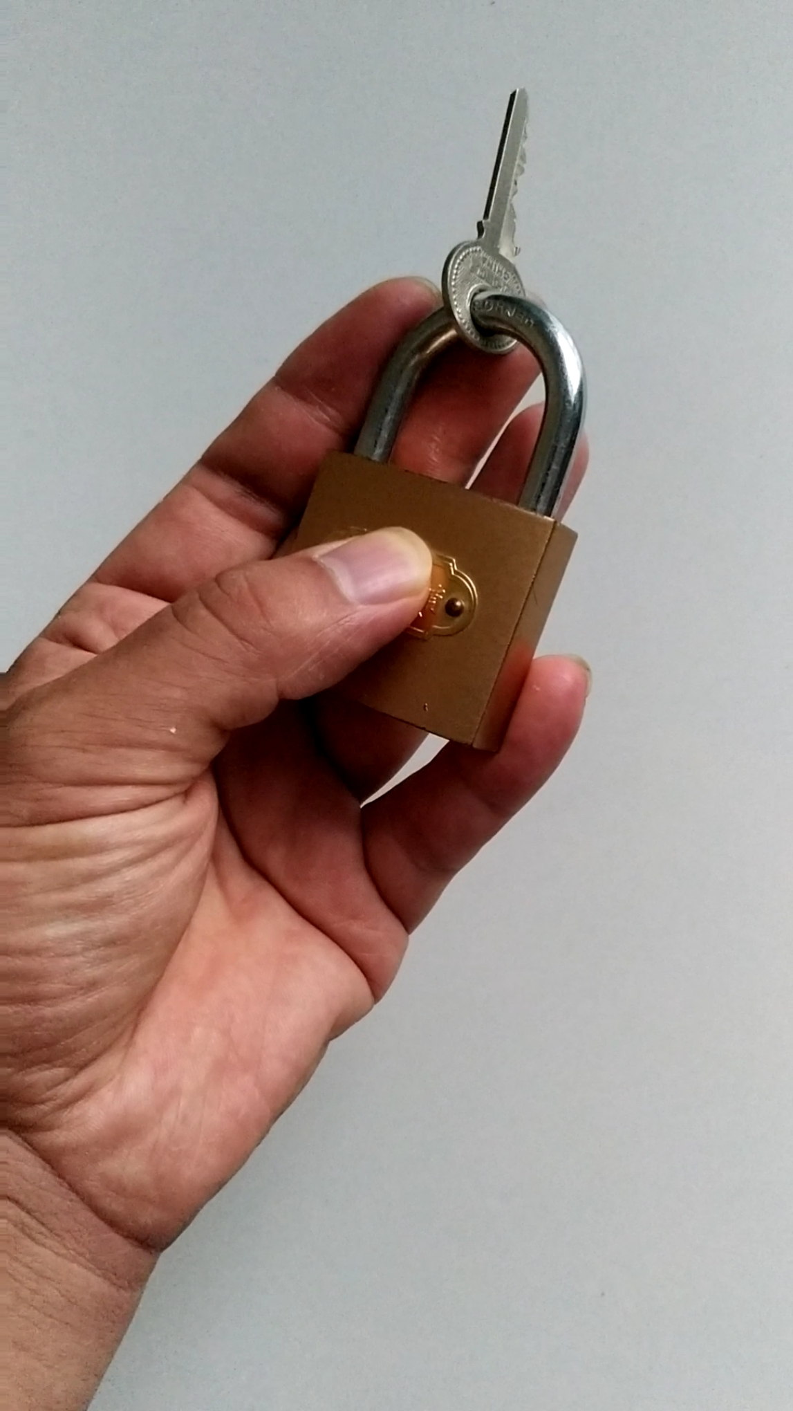 寻找最牛手艺人#一不小心钥匙被锁锁住了,不用怕,教您快速的拿出来!