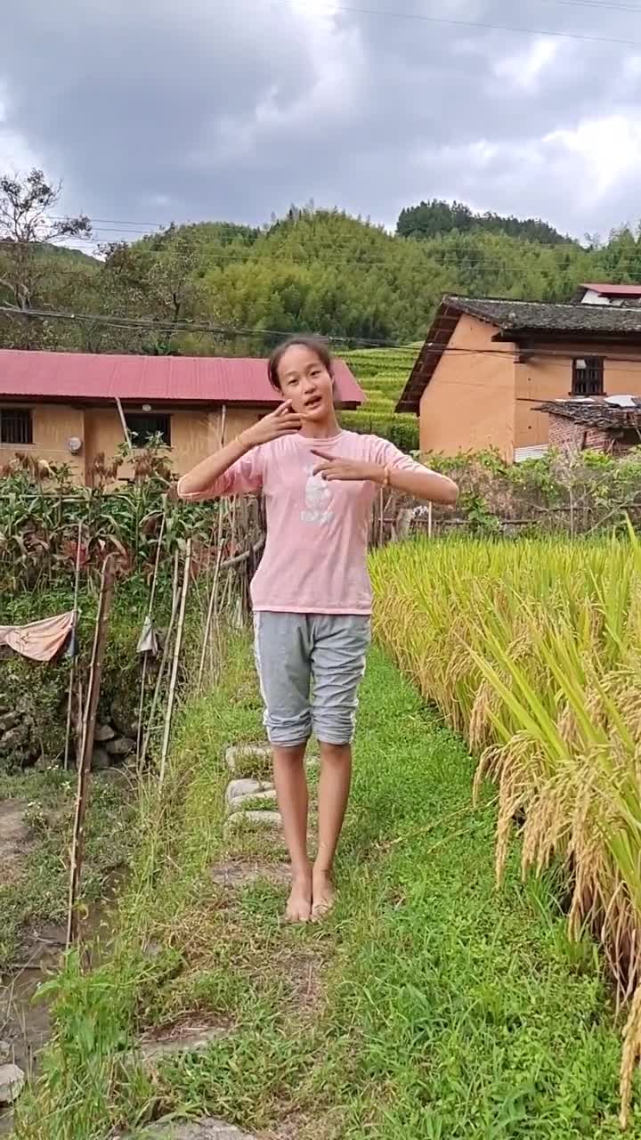 一个地头田间长大的农村丫头喜欢跳舞虽然条件不好但依然为自己的梦想