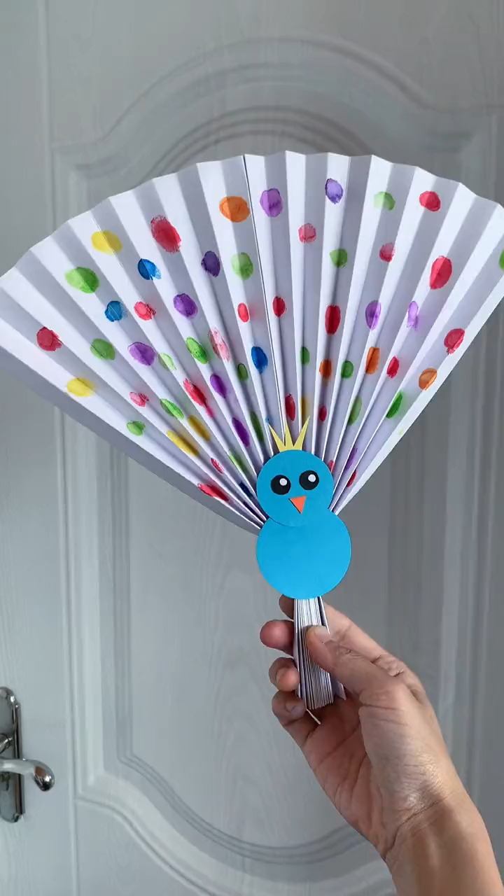 手工制作#太热了,一起做好看的孔雀扇子,扇着风很大-度小视