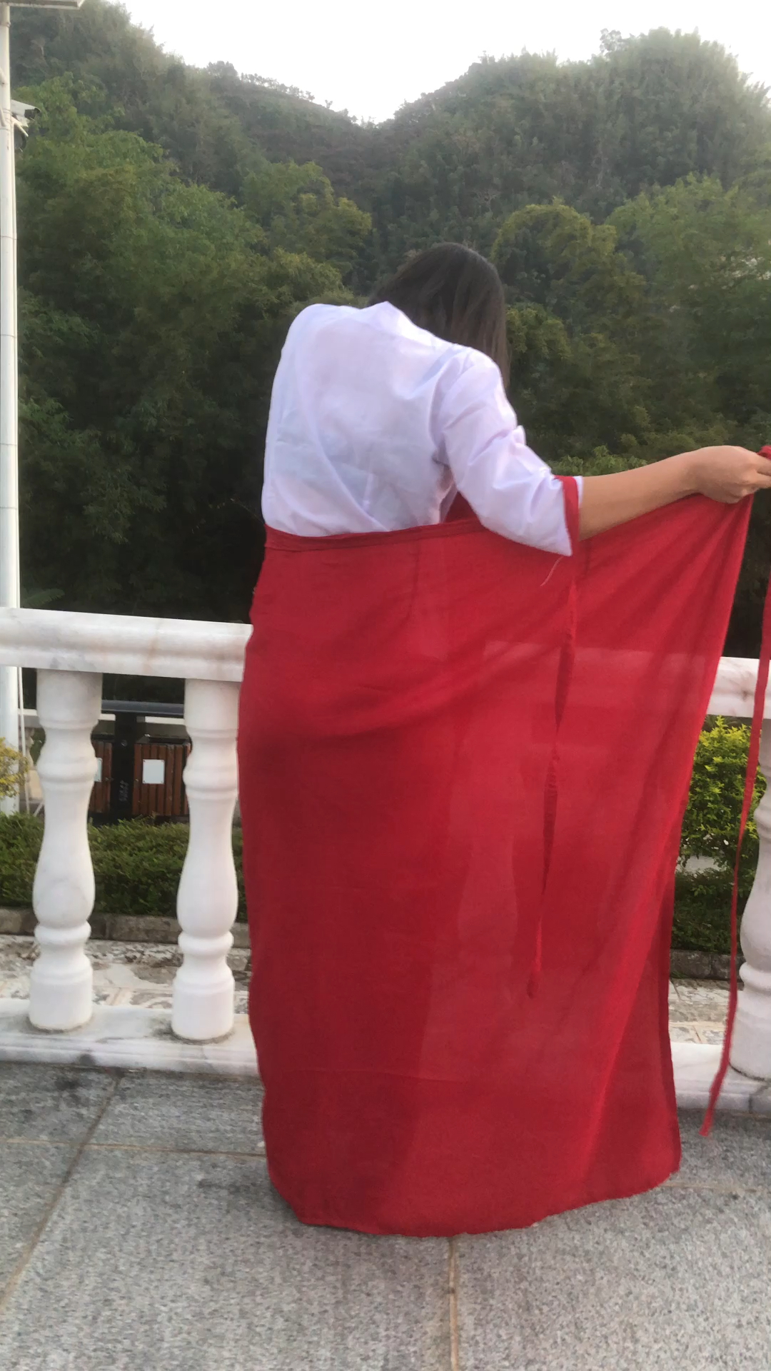 缅甸女孩的裙子就是方便啊.