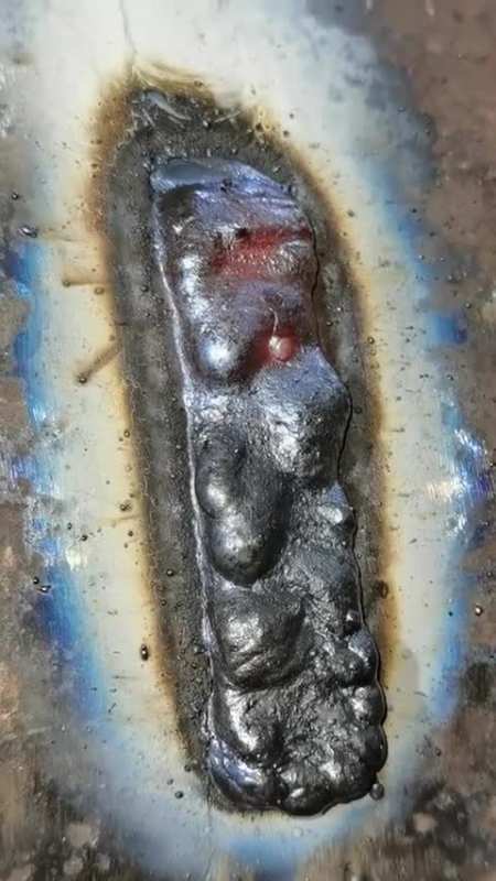 老焊工敲掉焊疤一看大家说他能值多少钱-度小视