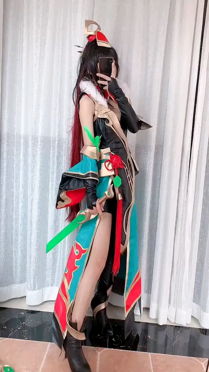 小姐姐cos花木兰的麒麟志,简直一模一样的.