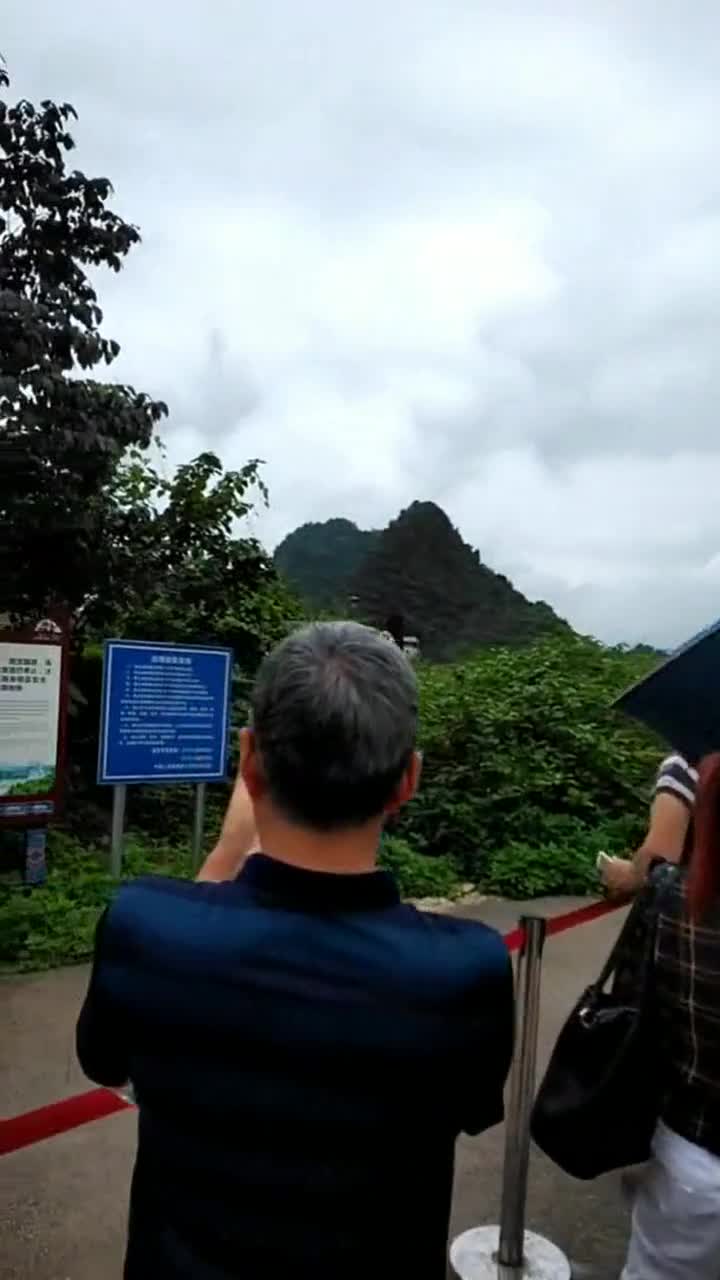 实拍中越边境,中间都是用围栏隔起来,一边是中国一边是越南!